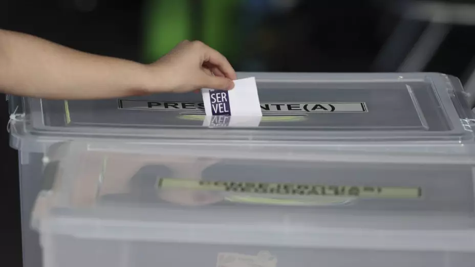 Chilenos acuden a las urnas a elegir presidente