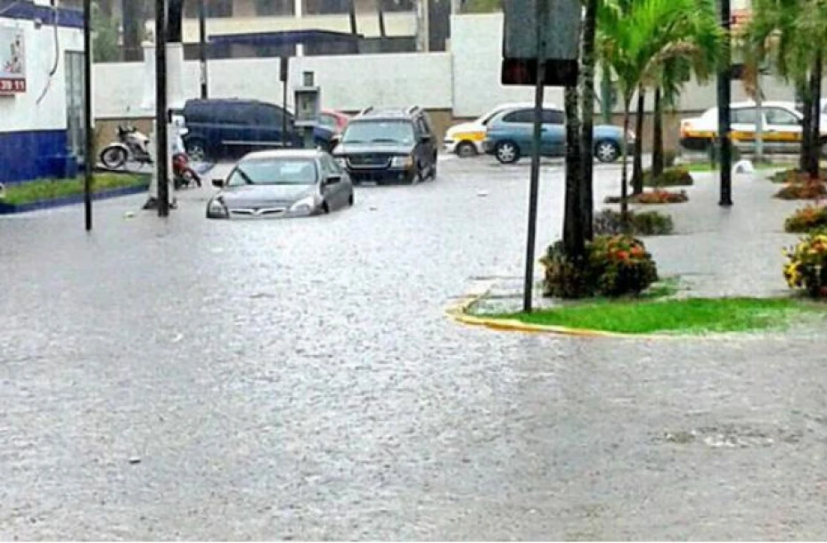 Las lluvias de este domingo inundaron varios sectores de la ciudad