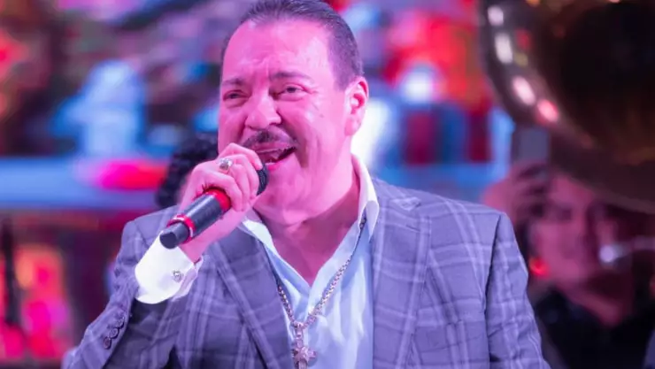 Hospitalizan de emergencia al cantante Julio Preciado.