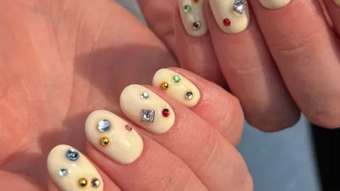 uñas con piedras de colores Semana Santa 2026 4.jpg