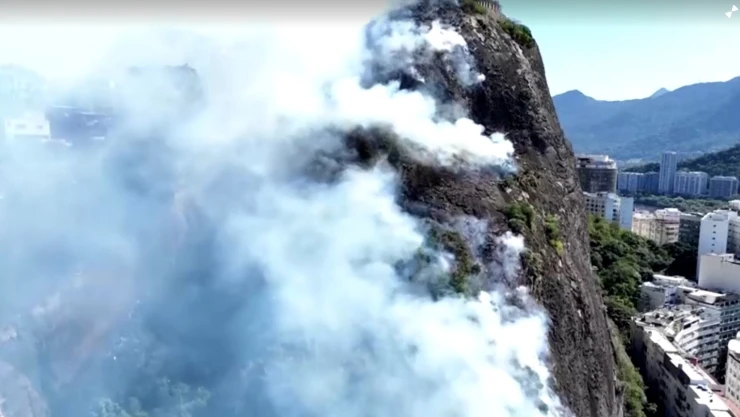 incendio-áreas-forestales-amenaza-favelas-río-de-janeiro-brasil-video