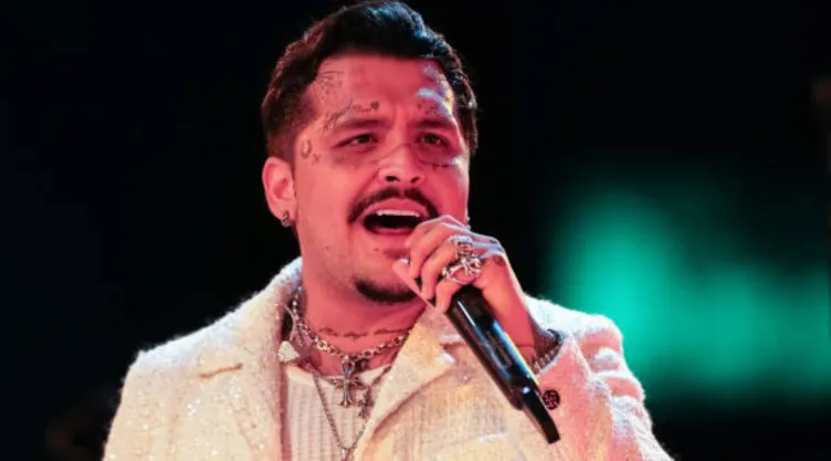 christian nodal se arrpiente cambiar dientes por diamantes