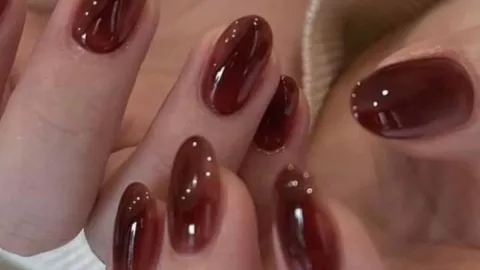 Jelly nails marrones con efecto traslúcido en uñas cortas