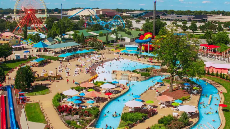 una vista del parque por dentro y sus áreas de diversión