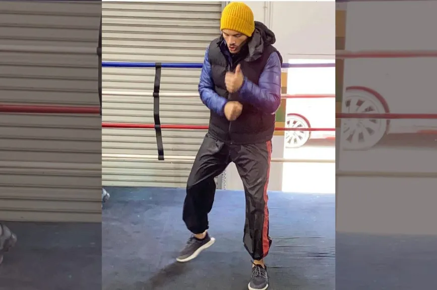 Julio Cesar Chavez Jr con gorro.jpg