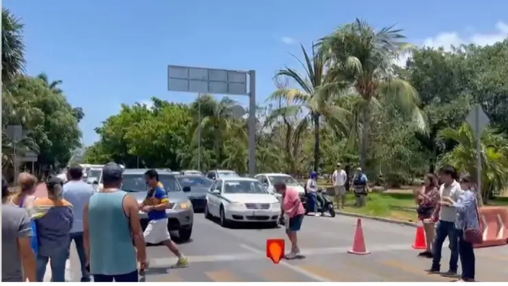 Ciudadanos bloquean entrada a la Zona Hotelera de Cancún por falta de boletas.jpg