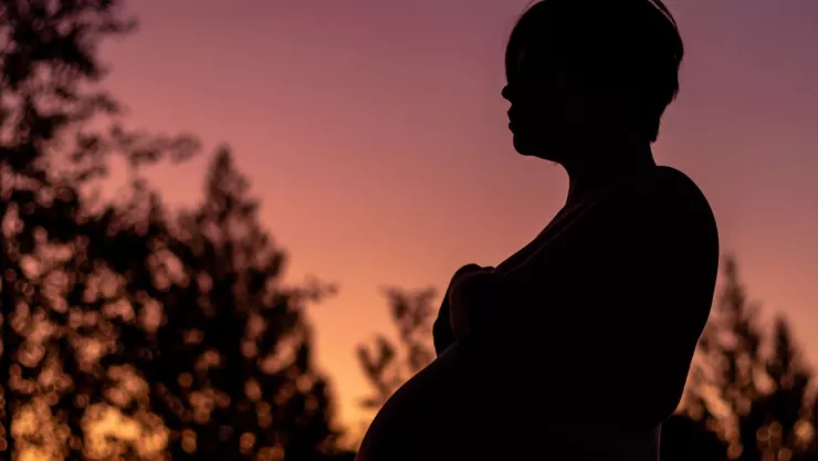 Hombre golpea a su novia embarazada y mata a su hijo por nacer