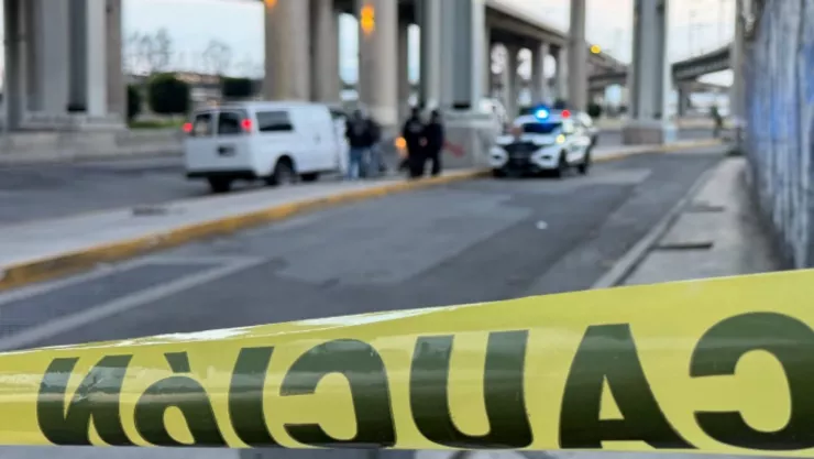 Sujetos armados asesinan a balazos a mujer de la tercera edad y huyen; su vehículo quedó destrozado