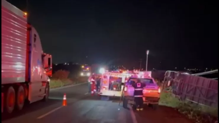 Camión de pasajeros sufre aparatoso accidente en la Carretera 45 Sur de Aguascalientes; hay varios muertos y lesionados