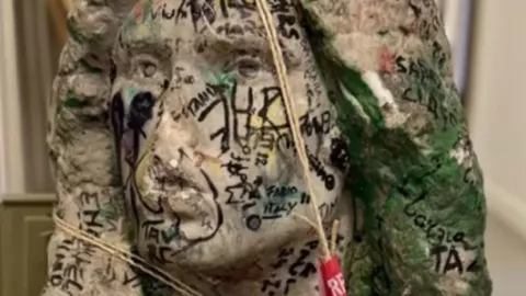 BUSTO JIM MORRISSON PARÍS 2025.jpg