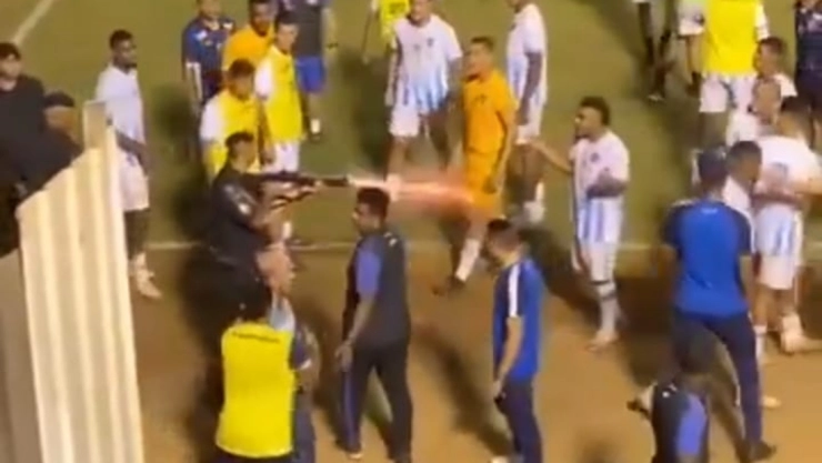 El momento del disparo del policía al portero brasileño