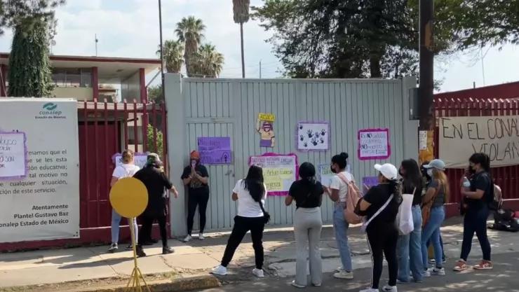 Protestan en Tlalnepantla por presunto abuso sexual en el Conalep Gustavo Baz