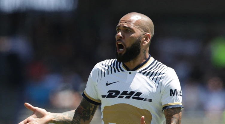 Dani Alves con la camiseta de Pumas