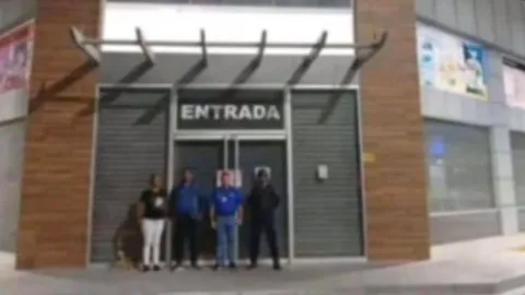 Clausuran supermercado por proyectar contenido para adultos
