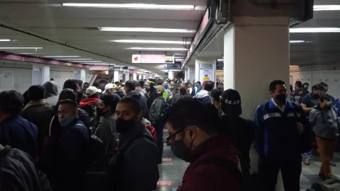 Metro CDMX: Reportan retrasos severos en líneas 1, 7 y A