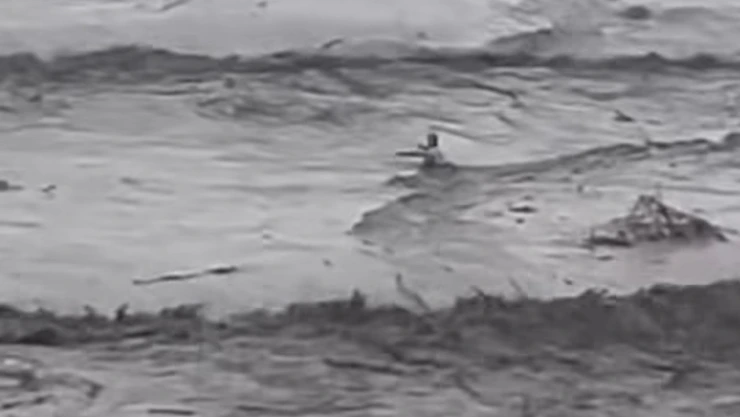 Sujeto atrapado en corriente de río en Filipinas