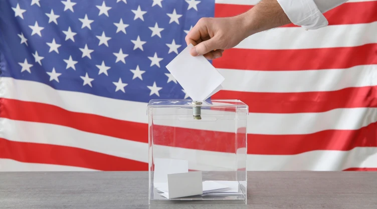 Persona vota en Estados Unidos