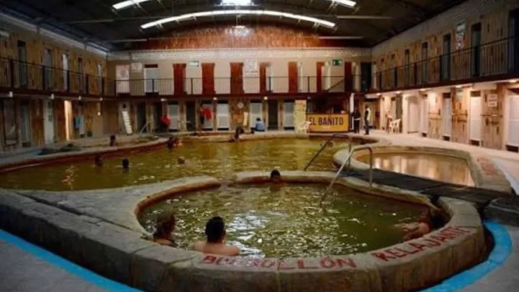 El pueblo mágico con aguas termales nocturnas y hospedaje barato a una hora del Tren México Toluca