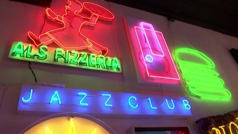 “Let There Be Neon” cumple 50 años dando luz