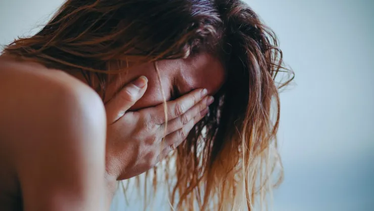 Qué significa que una persona llore cuando está enojada, según la psicología