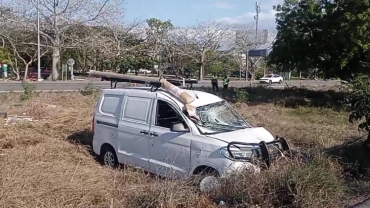Pierde el control del volante y VUELCA su auto en la maleza; la policía va en su auxilio