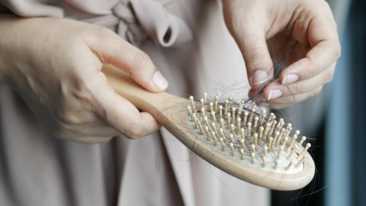 ¿Qué significa que se te caiga el cabello de forma repentina según la biodescodificación y el esoterismo?