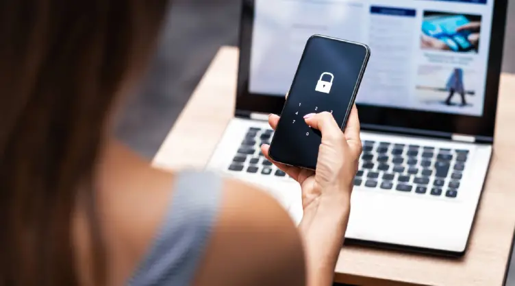 una mujer bloquea su teléfono para no compartir datos a extraños