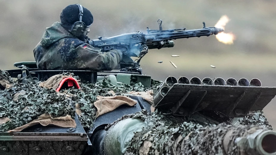 Soldado sobre un tanque Leopard 2 en Augustdorf, Alemania.