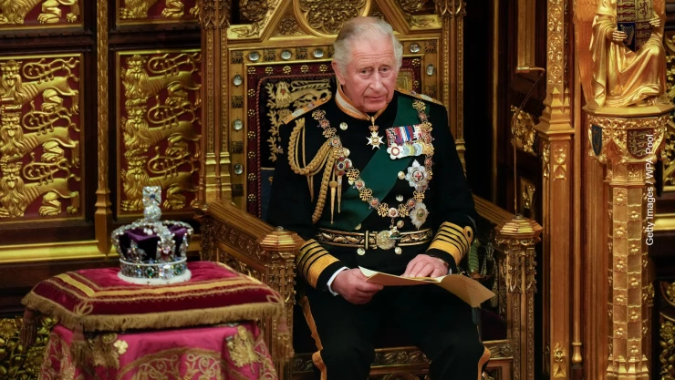 El rey Carlos a lado de la corona británica durante la apertura del Parlamento británico.