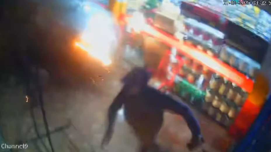 Se salvó de milagro al evadir carro que se estampó.png