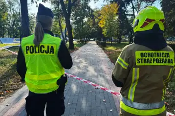 Autoridades acordonan una calle tras un ataque a una escuela en Polonia.