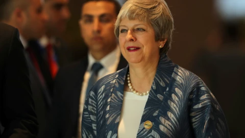 Theresa May considera retrasar fecha límite para Brexit