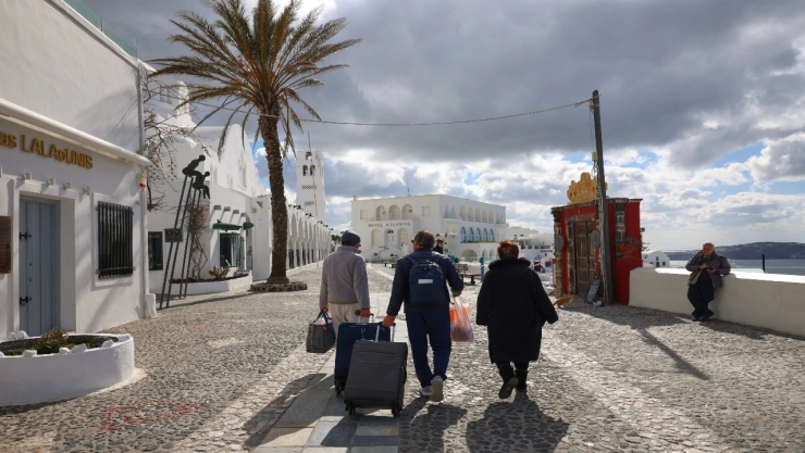La isla griega de Santorini se encuentra en estado de emergencia debido a una serie de sismos que han provocado la evacuación de miles de personas.