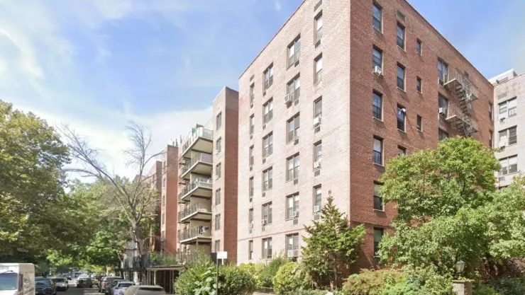 Mujer de 65 años sale a tirar la basura y termina apuñalada; robaron su casa