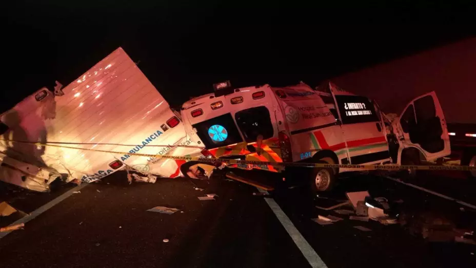 Choque entre ambulancia y tráiler deja 4 muertos en Nuevo León