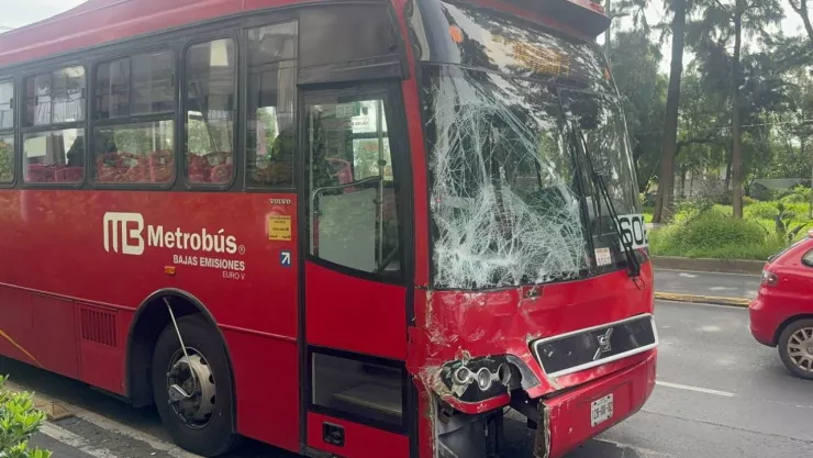 10 heridos tras choque del Metrobús en la Línea 5