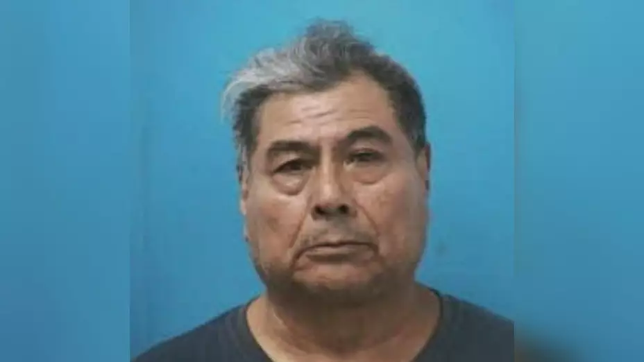 Entrenador de futbol olvida su celular y descubren que es pedófilo