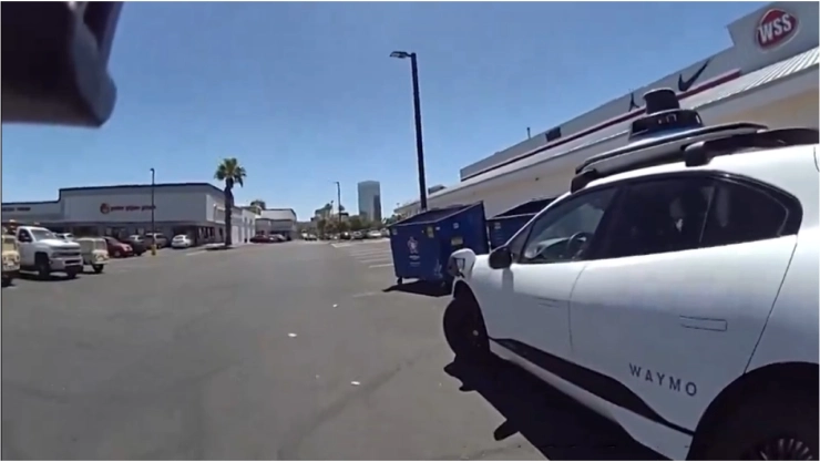 VIDEO_ ¡INÉDITO! Policía detiene coche por ir en contra, resultó ser un un coche autónomo