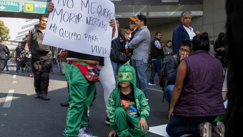 Padres de niños con cáncer bloquean AICM