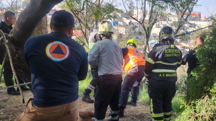 Autoridades salvaron a una joven que cayó a un barranco en CDMX este 2 de enero.
