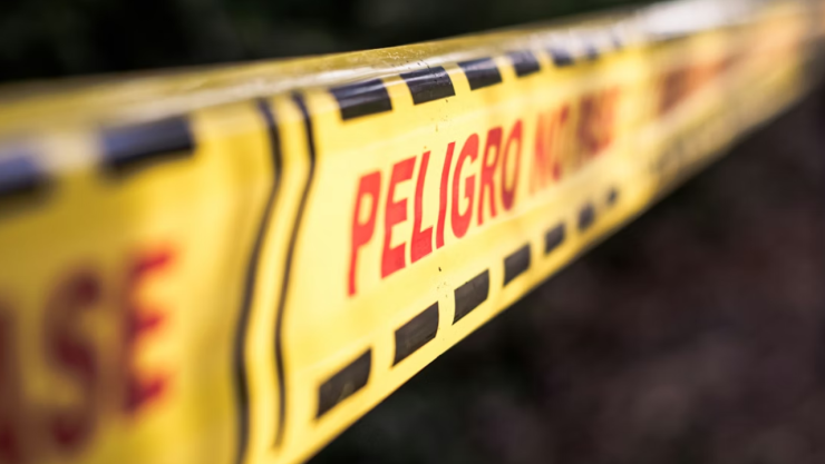 Estudiante entra a salón y le quita la vida a su compañera a balazos