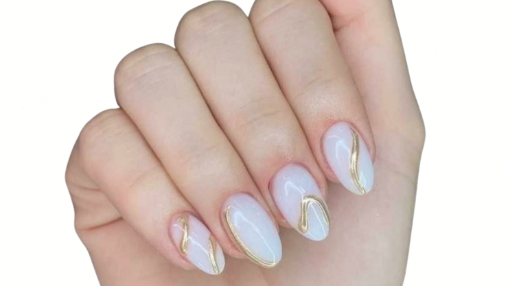 diseño de uñas blanco con dorado
