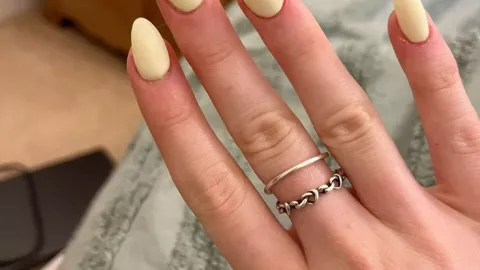 El acabado mate de las uñas amarillas proporciona un estilo más sofisticado