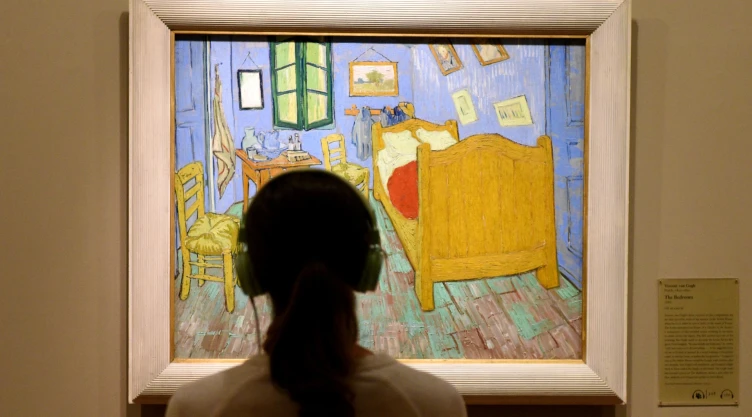 una mujer contempla un cuadro en el Museum of Contemporary Art.