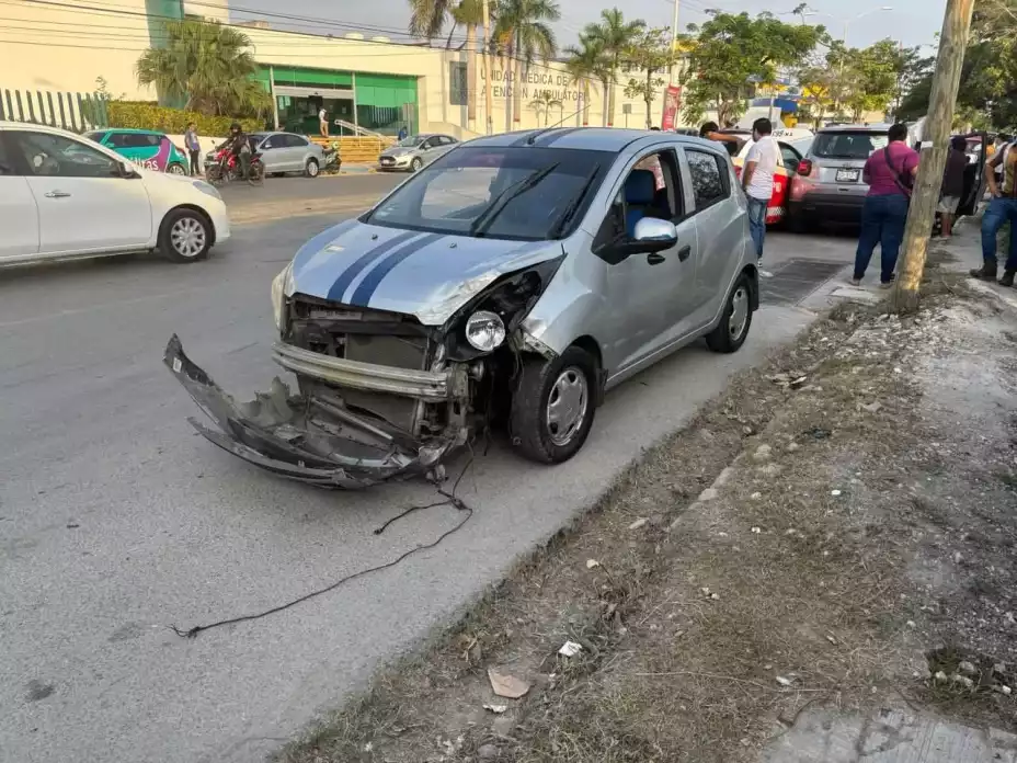 FOTOS del FUERTE ACCIDENTE entre varios autos en Campeche hoy, 21 de enero de 2025