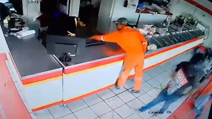 Cámaras grabaron el momento del asalto al local.