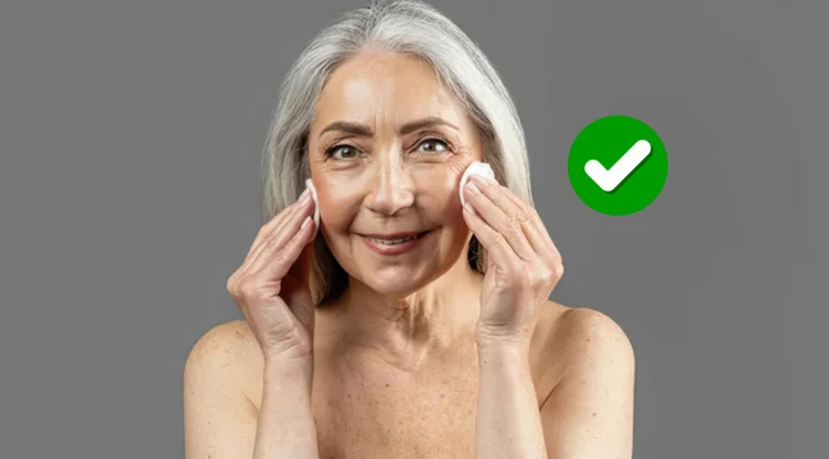 Cómo usar el corrector naranja para disimular las ojeras oscuras después de los 50