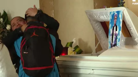 “Me quitaron carne de mi carne”: Desgarradoras imágenes del funeral de “Medio Metro”; su madre rompió en llanto