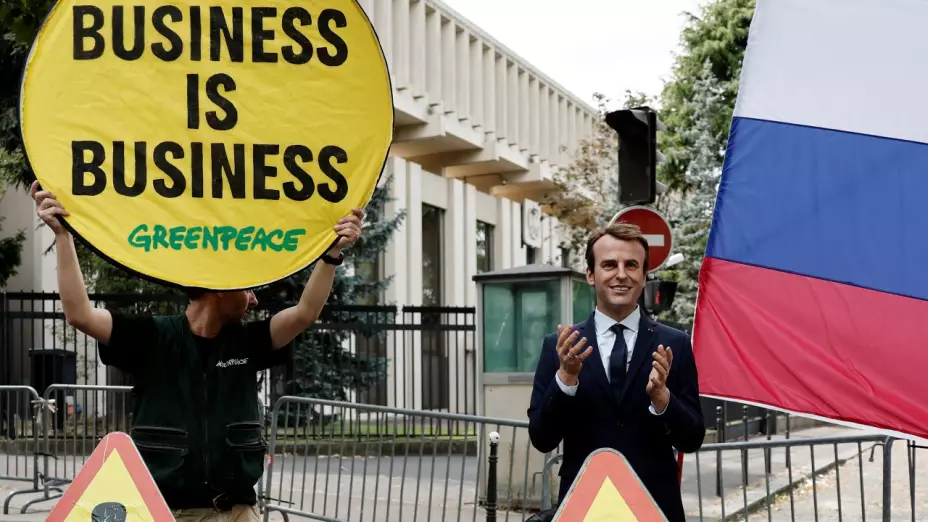 VIDEO: Roban estatua de cera de Emmanuel Macron.