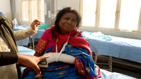 Una mujer herida recibe tratamiento en un hospital de Anantnag